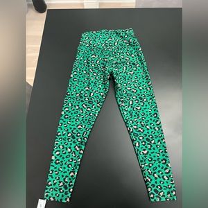 Onzie Leggings
Size M/L
Excellent Condition